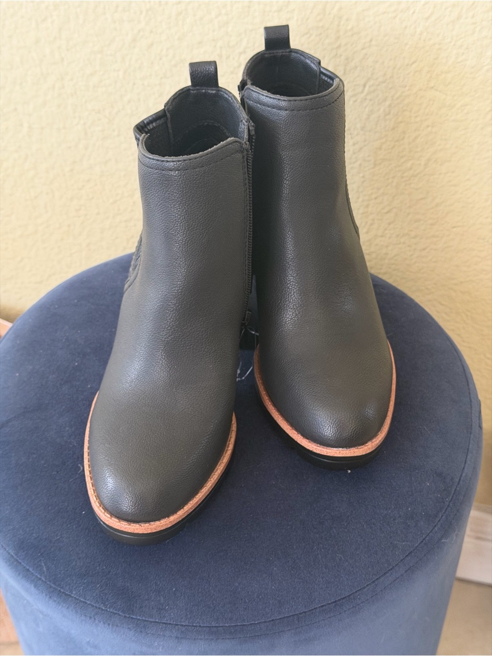 Naturalizer Black Ankle Boots with Brown Trim 6 wide